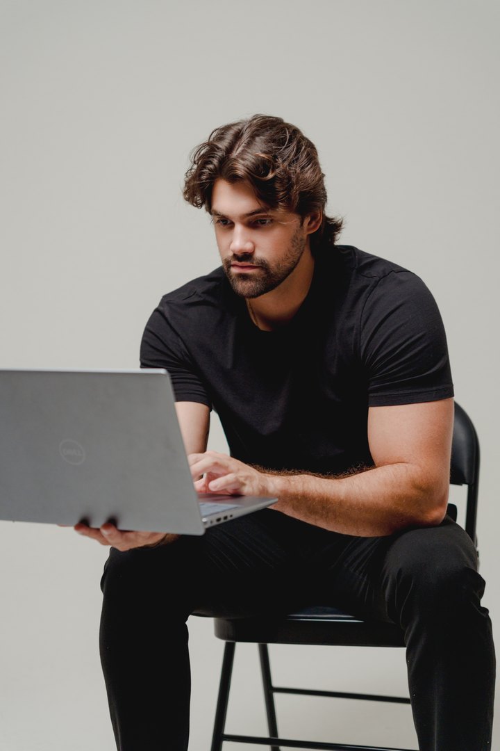 Thiago Queiroz trabalhando no notebook